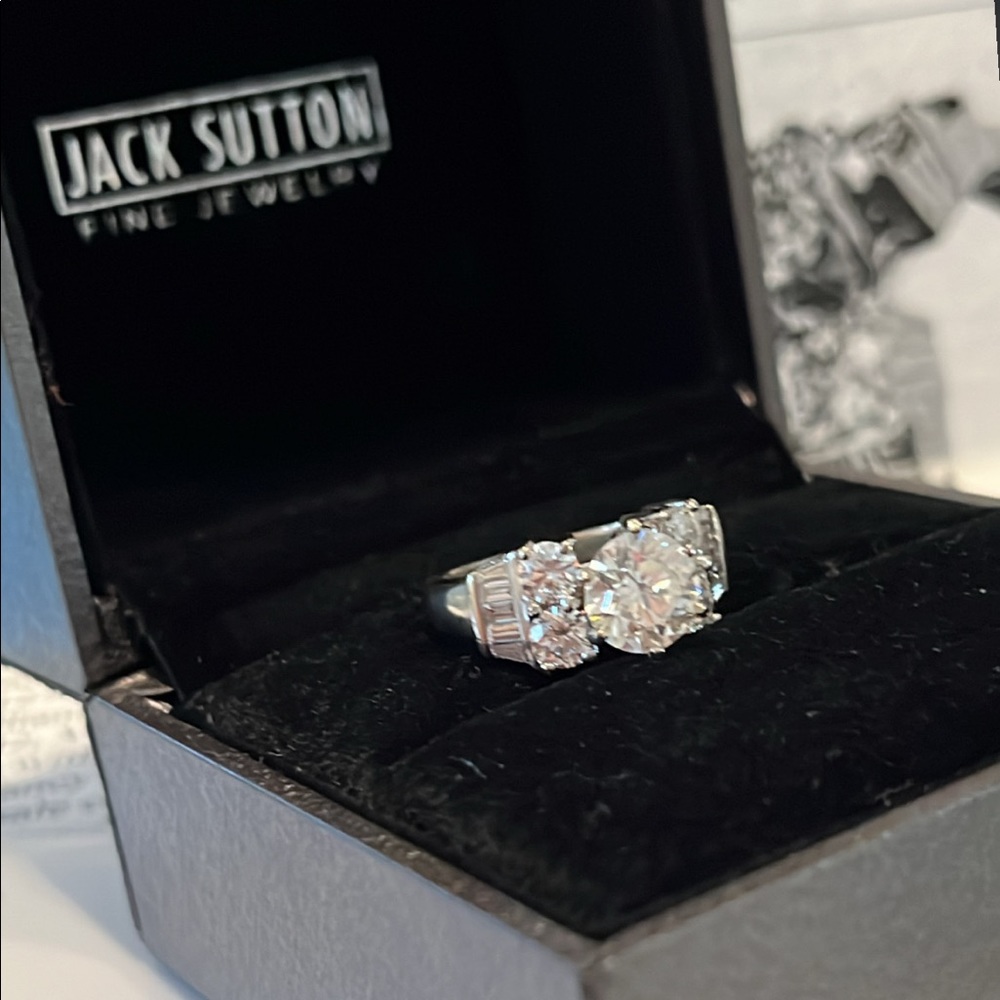 Real DIAMONDS 14kt White gold 1.8 carat diamond ring